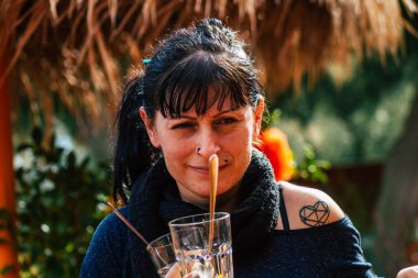 Santorini Adası, Perissa, Yunanistan - 12 Ekim 2021 Tranquilo Bar restoranı Yunanistan 'ın sahil kenti Perissa' da Santorini Adası 'nın güney kıyısında yer alan sahil kenti önünde