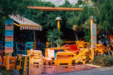 Santorini Adası, Perissa, Yunanistan - 12 Ekim 2021 Tranquilo Bar restoranı Yunanistan 'ın sahil kenti Perissa' da Santorini Adası 'nın güney kıyısında yer alan sahil kenti önünde