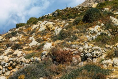 Santorini Adası, Perissa, Yunanistan - 17 Ekim 2021 Santorini 'de Antik Thira yürüyüş yolu, Perissa' ya giden antik yol sizi Profitis Elias ve Mesa Vouno 'nun zirvesine çıkarır.