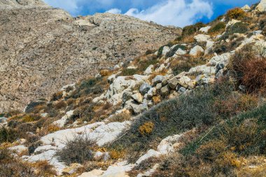 Santorini Adası, Perissa, Yunanistan - 17 Ekim 2021 Santorini 'de Antik Thira yürüyüş yolu, Perissa' ya giden antik yol sizi Profitis Elias ve Mesa Vouno 'nun zirvesine çıkarır.