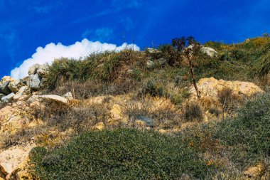 Santorini Adası, Perissa, Yunanistan - 17 Ekim 2021 Santorini 'de Antik Thira yürüyüş yolu, Perissa' ya giden antik yol sizi Profitis Elias ve Mesa Vouno 'nun zirvesine çıkarır.