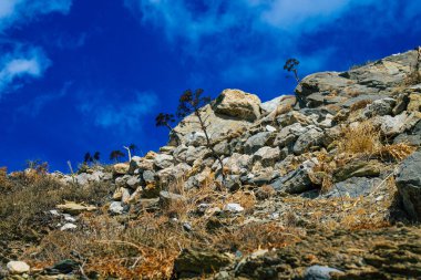 Santorini Adası, Perissa, Yunanistan - 17 Ekim 2021 Santorini 'de Antik Thira yürüyüş yolu, Perissa' ya giden antik yol sizi Profitis Elias ve Mesa Vouno 'nun zirvesine çıkarır.