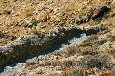 Santorini Adası, Perissa, Yunanistan - 17 Ekim 2021 Santorini 'de Antik Thira yürüyüş yolu, Perissa' ya giden antik yol sizi Profitis Elias ve Mesa Vouno 'nun zirvesine çıkarır.