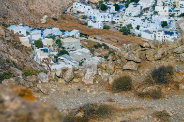 Santorini Adası, Perissa, Yunanistan - 17 Ekim 2021 Santorini 'de Antik Thira yürüyüş yolu, Perissa' ya giden antik yol sizi Profitis Elias ve Mesa Vouno 'nun zirvesine çıkarır.