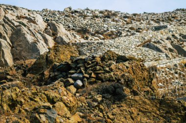 Santorini Adası, Perissa, Yunanistan - 17 Ekim 2021 Santorini 'de Antik Thira yürüyüş yolu, Perissa' ya giden antik yol sizi Profitis Elias ve Mesa Vouno 'nun zirvesine çıkarır.