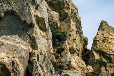 Santorini Adası, Perissa, Yunanistan - 17 Ekim 2021 Santorini 'de Antik Thira yürüyüş yolu, Perissa' ya giden antik yol sizi Profitis Elias ve Mesa Vouno 'nun zirvesine çıkarır.