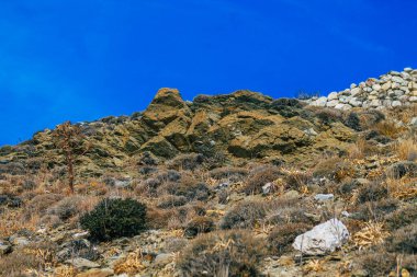 Santorini Adası, Perissa, Yunanistan - 17 Ekim 2021 Santorini 'de Antik Thira yürüyüş yolu, Perissa' ya giden antik yol sizi Profitis Elias ve Mesa Vouno 'nun zirvesine çıkarır.