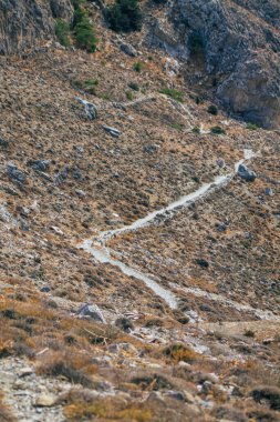 Santorini Adası, Perissa, Yunanistan - 17 Ekim 2021 Santorini 'de Antik Thira yürüyüş yolu, Perissa' ya giden antik yol sizi Profitis Elias ve Mesa Vouno 'nun zirvesine çıkarır.