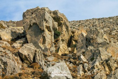 Santorini Adası, Perissa, Yunanistan - 17 Ekim 2021 Santorini 'de Antik Thira yürüyüş yolu, Perissa' ya giden antik yol sizi Profitis Elias ve Mesa Vouno 'nun zirvesine çıkarır.