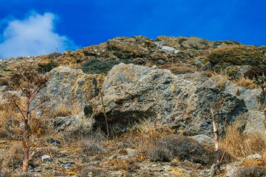 Santorini Adası, Perissa, Yunanistan - 17 Ekim 2021 Santorini 'de Antik Thira yürüyüş yolu, Perissa' ya giden antik yol sizi Profitis Elias ve Mesa Vouno 'nun zirvesine çıkarır.