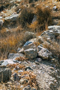 Santorini Adası, Perissa, Yunanistan - 17 Ekim 2021 Santorini 'de Antik Thira yürüyüş yolu, Perissa' ya giden antik yol sizi Profitis Elias ve Mesa Vouno 'nun zirvesine çıkarır.