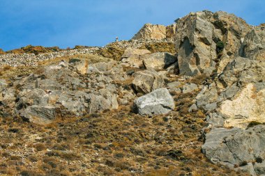 Santorini Adası, Perissa, Yunanistan - 17 Ekim 2021 Santorini 'de Antik Thira yürüyüş yolu, Perissa' ya giden antik yol sizi Profitis Elias ve Mesa Vouno 'nun zirvesine çıkarır.