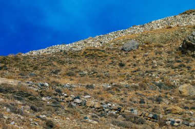 Santorini Adası, Perissa, Yunanistan - 17 Ekim 2021 Santorini 'de Antik Thira yürüyüş yolu, Perissa' ya giden antik yol sizi Profitis Elias ve Mesa Vouno 'nun zirvesine çıkarır.