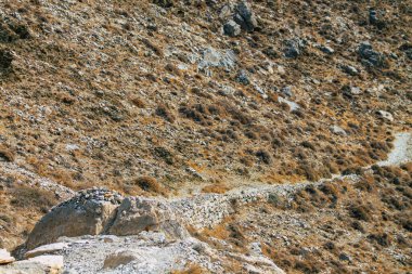 Santorini Adası, Perissa, Yunanistan - 17 Ekim 2021 Santorini 'de Antik Thira yürüyüş yolu, Perissa' ya giden antik yol sizi Profitis Elias ve Mesa Vouno 'nun zirvesine çıkarır.