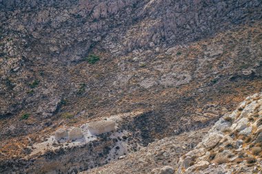 Santorini Adası, Perissa, Yunanistan - 17 Ekim 2021 Santorini 'de Antik Thira yürüyüş yolu, Perissa' ya giden antik yol sizi Profitis Elias ve Mesa Vouno 'nun zirvesine çıkarır.