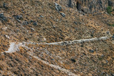 Santorini Adası, Perissa, Yunanistan - 17 Ekim 2021 Santorini 'de Antik Thira yürüyüş yolu, Perissa' ya giden antik yol sizi Profitis Elias ve Mesa Vouno 'nun zirvesine çıkarır.