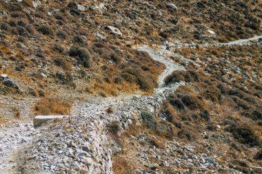 Santorini Adası, Perissa, Yunanistan - 17 Ekim 2021 Santorini 'de Antik Thira yürüyüş yolu, Perissa' ya giden antik yol sizi Profitis Elias ve Mesa Vouno 'nun zirvesine çıkarır.