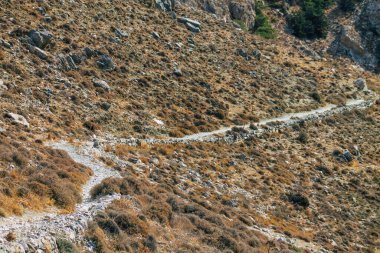 Santorini Adası, Perissa, Yunanistan - 17 Ekim 2021 Santorini 'de Antik Thira yürüyüş yolu, Perissa' ya giden antik yol sizi Profitis Elias ve Mesa Vouno 'nun zirvesine çıkarır.