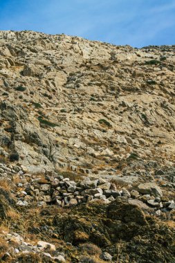 Santorini Adası, Perissa, Yunanistan - 17 Ekim 2021 Santorini 'de Antik Thira yürüyüş yolu, Perissa' ya giden antik yol sizi Profitis Elias ve Mesa Vouno 'nun zirvesine çıkarır.