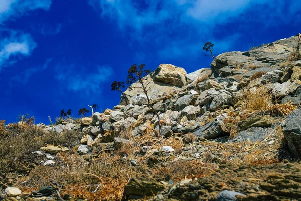 Santorini Adası, Perissa, Yunanistan - 17 Ekim 2021 Santorini 'de Antik Thira yürüyüş yolu, Perissa' ya giden antik yol sizi Profitis Elias ve Mesa Vouno 'nun zirvesine çıkarır.