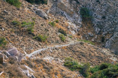 Santorini Adası, Perissa, Yunanistan - 17 Ekim 2021 Santorini 'de Antik Thira yürüyüş yolu, Perissa' ya giden antik yol sizi Profitis Elias ve Mesa Vouno 'nun zirvesine çıkarır.