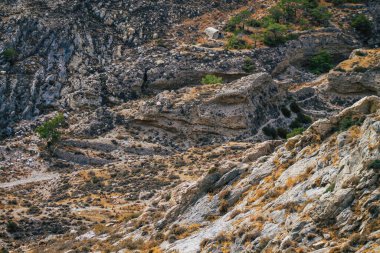 Santorini Adası, Perissa, Yunanistan - 17 Ekim 2021 Santorini 'de Antik Thira yürüyüş yolu, Perissa' ya giden antik yol sizi Profitis Elias ve Mesa Vouno 'nun zirvesine çıkarır.