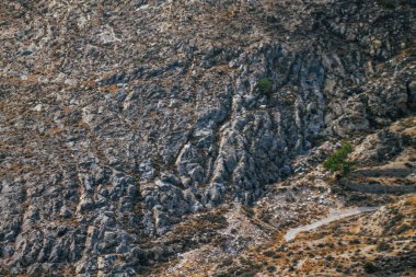 Santorini Adası, Perissa, Yunanistan - 17 Ekim 2021 Santorini 'de Antik Thira yürüyüş yolu, Perissa' ya giden antik yol sizi Profitis Elias ve Mesa Vouno 'nun zirvesine çıkarır.