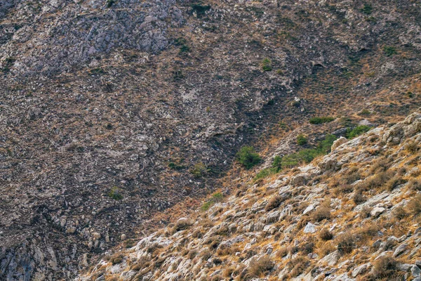 Santorini Adası, Perissa, Yunanistan - 17 Ekim 2021 Santorini 'de Antik Thira yürüyüş yolu, Perissa' ya giden antik yol sizi Profitis Elias ve Mesa Vouno 'nun zirvesine çıkarır.
