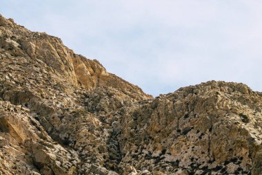 Santorini Adası, Perissa, Yunanistan - 17 Ekim 2021 Santorini 'de Antik Thira yürüyüş yolu, Perissa' ya giden antik yol sizi Profitis Elias ve Mesa Vouno 'nun zirvesine çıkarır.