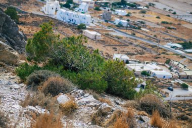 Santorini Adası, Perissa, Yunanistan - 17 Ekim 2021 Santorini 'de Antik Thira yürüyüş yolu, Perissa' ya giden antik yol sizi Profitis Elias ve Mesa Vouno 'nun zirvesine çıkarır.