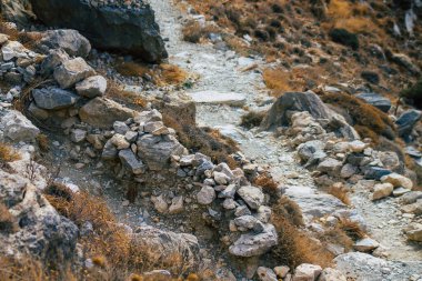 Santorini Adası, Perissa, Yunanistan - 17 Ekim 2021 Santorini 'de Antik Thira yürüyüş yolu, Perissa' ya giden antik yol sizi Profitis Elias ve Mesa Vouno 'nun zirvesine çıkarır.