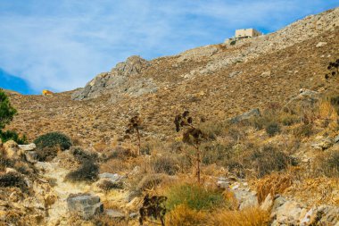 Santorini Adası, Perissa, Yunanistan - 17 Ekim 2021 Santorini 'de Antik Thira yürüyüş yolu, Perissa' ya giden antik yol sizi Profitis Elias ve Mesa Vouno 'nun zirvesine çıkarır.
