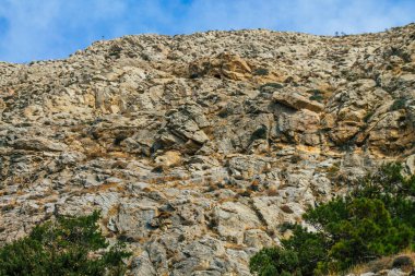Santorini Adası, Perissa, Yunanistan - 17 Ekim 2021 Santorini 'de Antik Thira yürüyüş yolu, Perissa' ya giden antik yol sizi Profitis Elias ve Mesa Vouno 'nun zirvesine çıkarır.