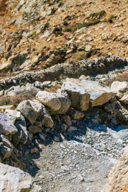 Santorini Adası, Perissa, Yunanistan - 17 Ekim 2021 Santorini 'de Antik Thira yürüyüş yolu, Perissa' ya giden antik yol sizi Profitis Elias ve Mesa Vouno 'nun zirvesine çıkarır.