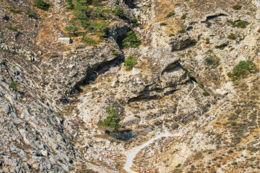Santorini Adası, Perissa, Yunanistan - 17 Ekim 2021 Santorini 'de Antik Thira yürüyüş yolu, Perissa' ya giden antik yol sizi Profitis Elias ve Mesa Vouno 'nun zirvesine çıkarır.