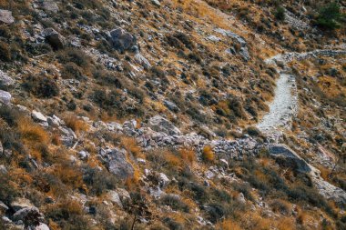 Santorini Adası, Perissa, Yunanistan - 17 Ekim 2021 Santorini 'de Antik Thira yürüyüş yolu, Perissa' ya giden antik yol sizi Profitis Elias ve Mesa Vouno 'nun zirvesine çıkarır.
