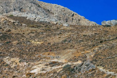 Santorini Adası, Perissa, Yunanistan - 17 Ekim 2021 Santorini 'de Antik Thira yürüyüş yolu, Perissa' ya giden antik yol sizi Profitis Elias ve Mesa Vouno 'nun zirvesine çıkarır.