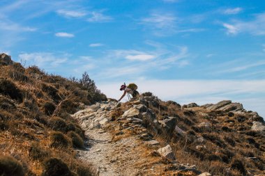 Santorini Adası, Perissa, Yunanistan - 17 Ekim 2021 Santorini 'de Antik Thira yürüyüş yolu, Perissa' ya giden antik yol sizi Profitis Elias ve Mesa Vouno 'nun zirvesine çıkarır.