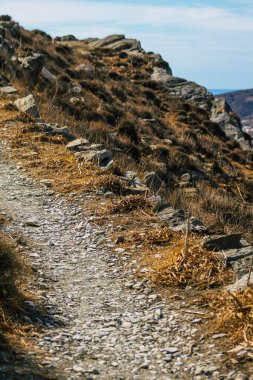 Santorini Adası, Perissa, Yunanistan - 17 Ekim 2021 Santorini 'de Antik Thira yürüyüş yolu, Perissa' ya giden antik yol sizi Profitis Elias ve Mesa Vouno 'nun zirvesine çıkarır.