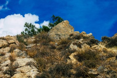 Santorini Adası, Perissa, Yunanistan - 17 Ekim 2021 Santorini 'de Antik Thira yürüyüş yolu, Perissa' ya giden antik yol sizi Profitis Elias ve Mesa Vouno 'nun zirvesine çıkarır.