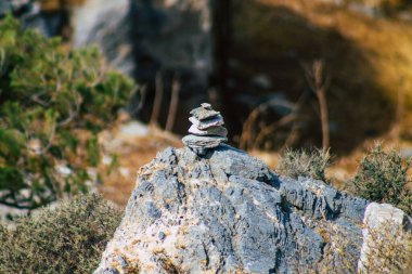 Santorini Adası, Perissa, Yunanistan - 17 Ekim 2021 Santorini 'de Antik Thira yürüyüş yolu, Perissa' ya giden antik yol sizi Profitis Elias ve Mesa Vouno 'nun zirvesine çıkarır.