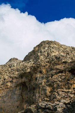 Santorini Adası, Perissa, Yunanistan - 17 Ekim 2021 Santorini 'de Antik Thira yürüyüş yolu, Perissa' ya giden antik yol sizi Profitis Elias ve Mesa Vouno 'nun zirvesine çıkarır.