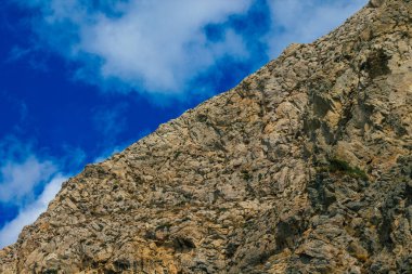 Santorini Adası, Perissa, Yunanistan - 17 Ekim 2021 Santorini 'de Antik Thira yürüyüş yolu, Perissa' ya giden antik yol sizi Profitis Elias ve Mesa Vouno 'nun zirvesine çıkarır.