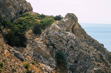 Santorini Adası, Perissa, Yunanistan - 17 Ekim 2021 Santorini 'de Antik Thira yürüyüş yolu, Perissa' ya giden antik yol sizi Profitis Elias ve Mesa Vouno 'nun zirvesine çıkarır.