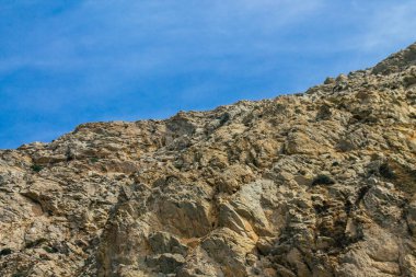 Santorini Adası, Perissa, Yunanistan - 17 Ekim 2021 Santorini 'de Antik Thira yürüyüş yolu, Perissa' ya giden antik yol sizi Profitis Elias ve Mesa Vouno 'nun zirvesine çıkarır.