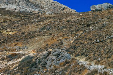 Santorini Adası, Perissa, Yunanistan - 17 Ekim 2021 Santorini 'de Antik Thira yürüyüş yolu, Perissa' ya giden antik yol sizi Profitis Elias ve Mesa Vouno 'nun zirvesine çıkarır.