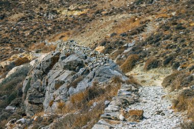 Santorini Adası, Perissa, Yunanistan - 17 Ekim 2021 Santorini 'de Antik Thira yürüyüş yolu, Perissa' ya giden antik yol sizi Profitis Elias ve Mesa Vouno 'nun zirvesine çıkarır.