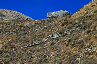 Santorini Adası, Perissa, Yunanistan - 17 Ekim 2021 Santorini 'de Antik Thira yürüyüş yolu, Perissa' ya giden antik yol sizi Profitis Elias ve Mesa Vouno 'nun zirvesine çıkarır.