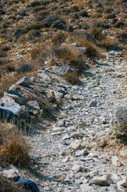 Santorini Adası, Perissa, Yunanistan - 17 Ekim 2021 Santorini 'de Antik Thira yürüyüş yolu, Perissa' ya giden antik yol sizi Profitis Elias ve Mesa Vouno 'nun zirvesine çıkarır.