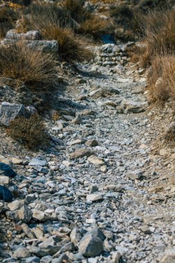 Santorini Adası, Perissa, Yunanistan - 17 Ekim 2021 Santorini 'de Antik Thira yürüyüş yolu, Perissa' ya giden antik yol sizi Profitis Elias ve Mesa Vouno 'nun zirvesine çıkarır.